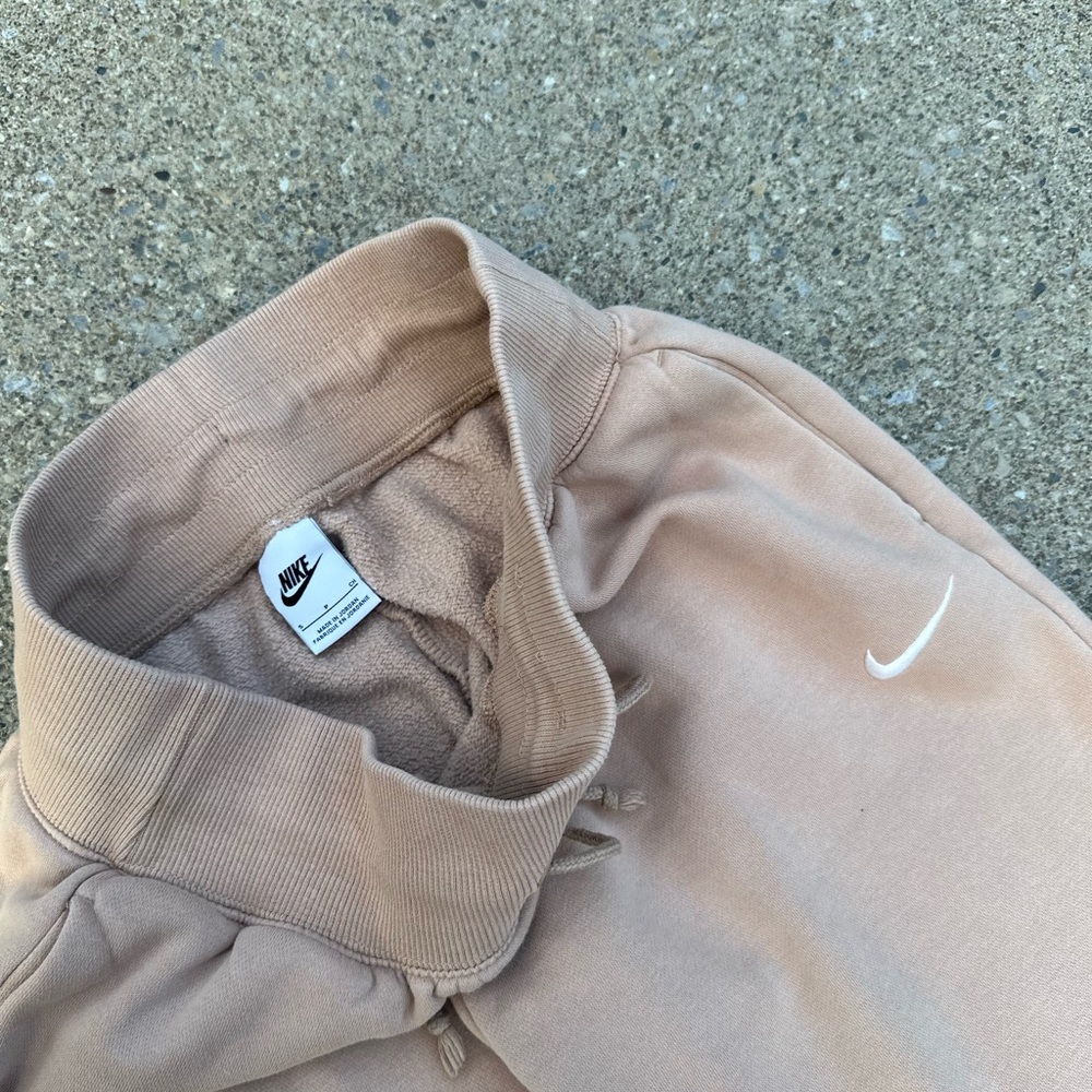 Hugh waisted Nike sweatpants - Picture 3 of 3